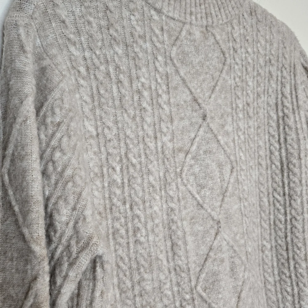 MINNIE ROSE NWT Cream Cable Knit Sweater V-Neck Luxe Soft Quiet Luxury Pullover